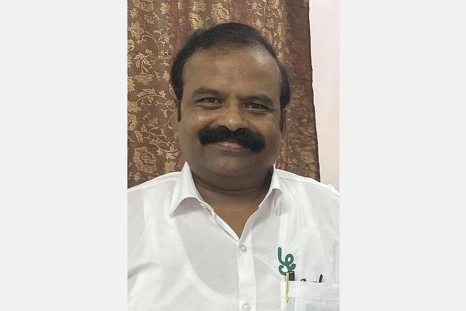 இலக்­கணப் பிழை­யின்றி செம்­மை­யான வடி­வத்­தில் கவிதை அமைய வேண்­டும் என்கிறார் கவிஞர் மகுடேசுவரன். படம்: சிவகுமார்