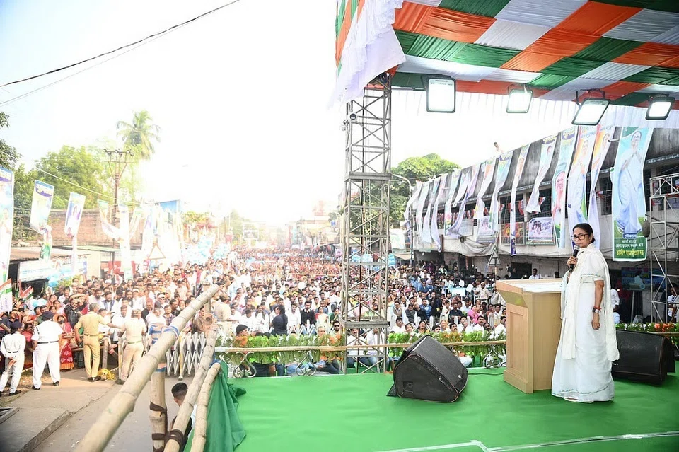 தாகூர் நகரில் உரையாற்றிய மேற்கு வங்க முதல்வர் மம்தா பானர்ஜி.