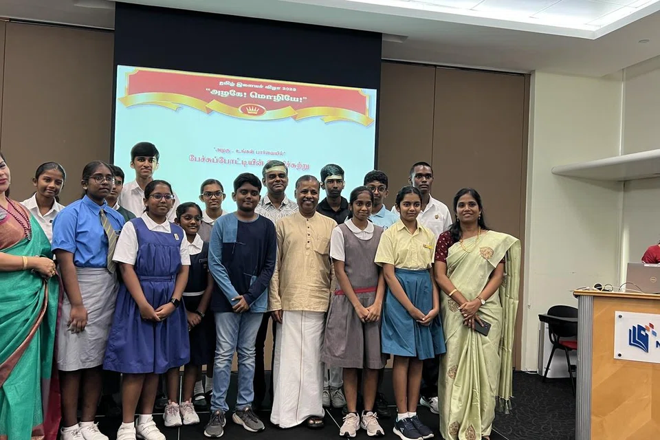 மாணவப் பிரிவில் பங்குபெற்ற போட்டியாளர்களும் நடுவர்களும். CHIJ உயர்நிலைப் பள்ளி (தோ பாயோ) உயர்நிலை ஒன்று மாணவி சில்வியா ஆரோக்கிய ரஞ்ஜனா முதல் பரிசைப் பெற்றார்.