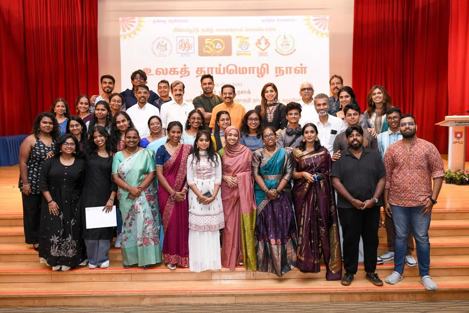 நிகழ்ச்சி மேடையில் ஏற்பாட்டுக் குழுவினர், பங்கேற்பாளர்கள், சிறப்புப் பேச்சாளர்கள், விருந்தினர்கள்.