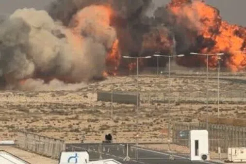 துபாய் விமானக் காட்சியில் விழுந்து நொறுங்கிய இந்தியப் போர் விமானம் (காணொளி)