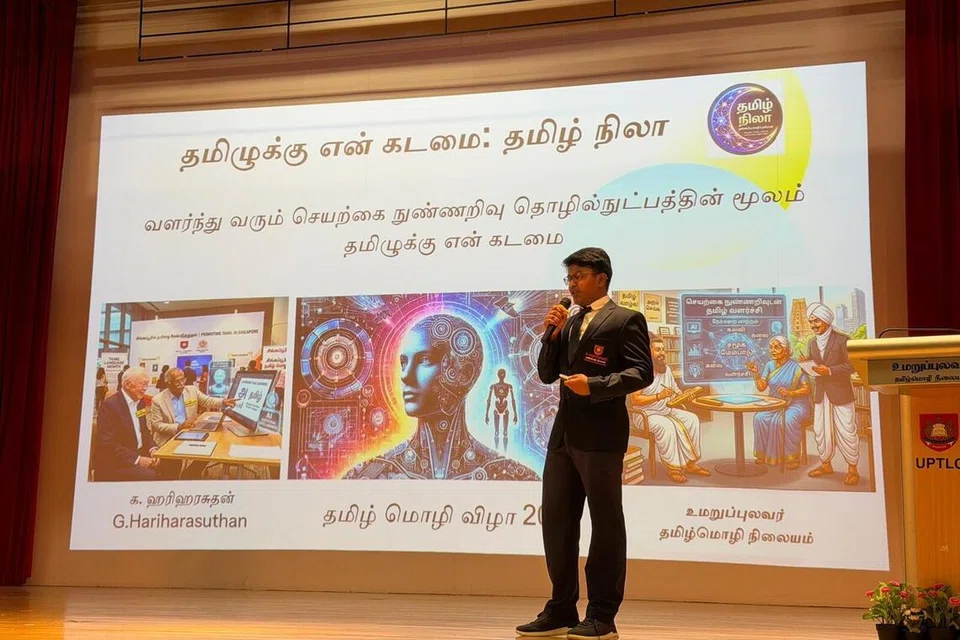 உமறுப் புலவர் தமிழ்மொழி நிலையத்தில் நடைபெற்ற அண்ணாமலைப் பல்கலைக்கழக முன்னாள் மாணவர்கள் சங்கம் ஏற்பாடு செய்த நிகழ்ச்சியில் தனது தமிழ் செயற்கை நுண்ணறிவு பேசுசெயலி குறித்துப் பேசும் மாணவர் ஹரிஹரசுதன்.