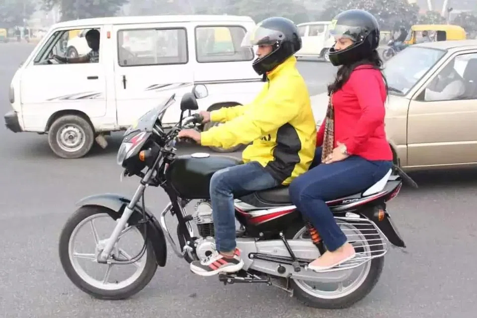 இந்தப் பெண்மணி வாடகை பைக்கில் செல்கிறார்.
