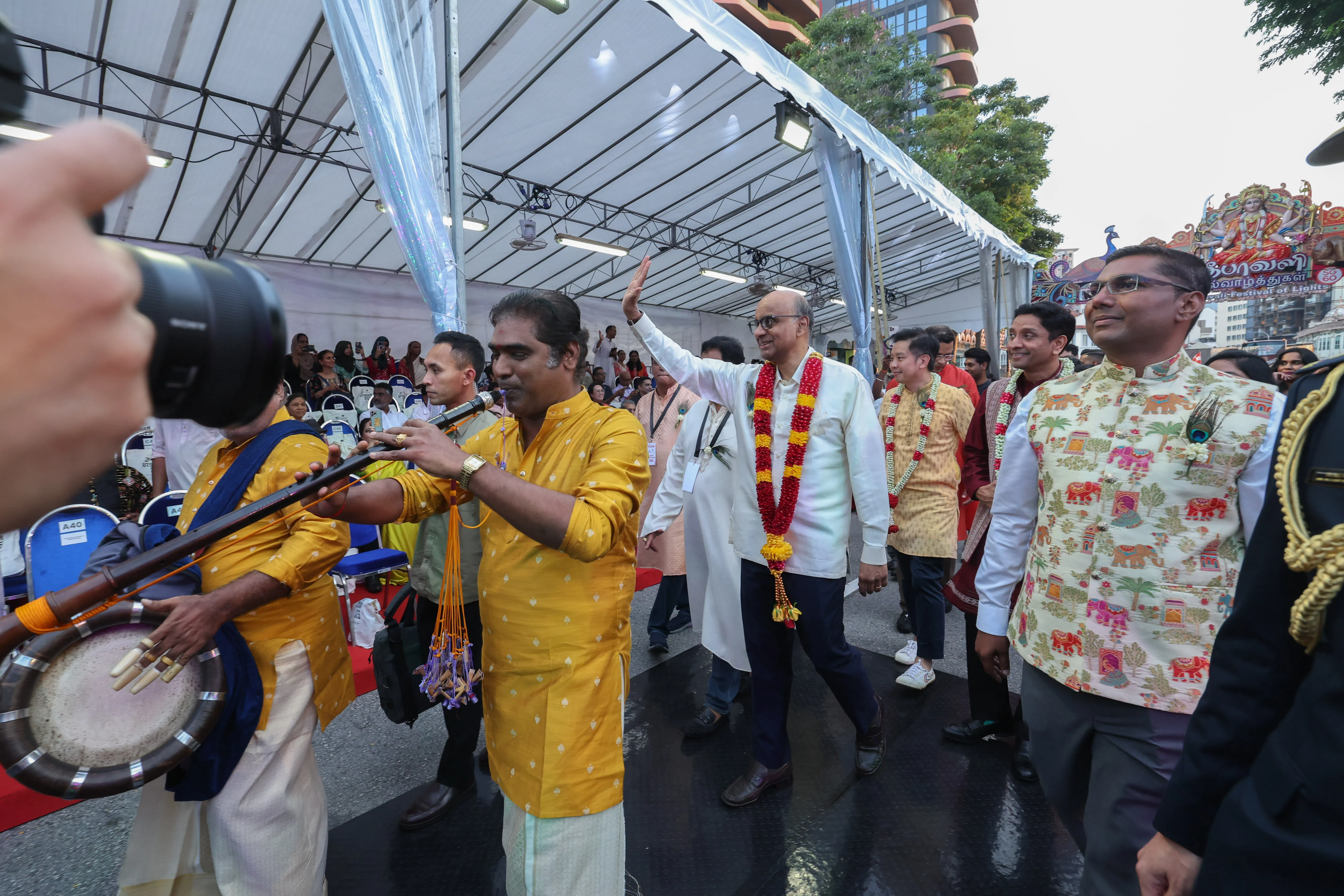 சனிக்கிழமை (செப்டம்பர் 6) இரவு நடைபெற்ற தீபாவளி ஒளியூட்டு விழாவில் சிறப்பு விருந்தினராக அதிபர் தர்மன் கலந்துகொண்டார்.