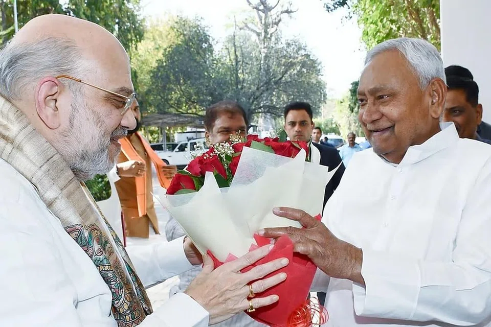 பீகாரில் நலத்திட்டங்களுக்கு அடிக்கல் நாட்ட வந்த மத்திய உள்துறை அமைச்சர் அமித் ஷாவைப் பூங்கொத்துக் கொடுத்து வரவேற்ற அம்மாநில முதல்வர் நிதீஷ் குமார்.