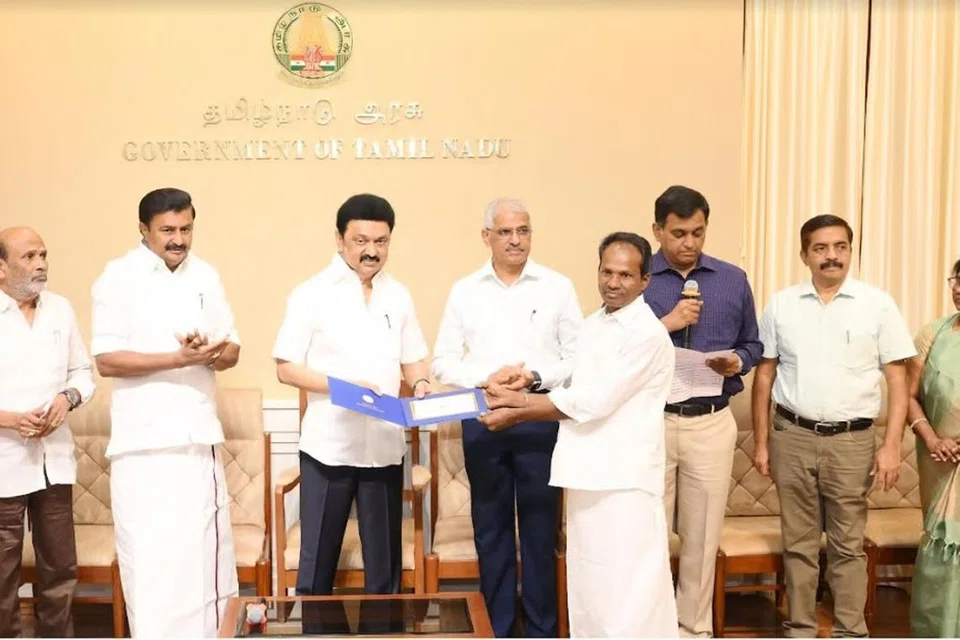 ரூ. 50 லட்சத்துக்கான நலத்திட்ட உதவிகளை நாட்டுப்புறக் கலைஞர்களுக்கு முதல்வர் மு.க. ஸ்டாலின் வழங்கினார்.