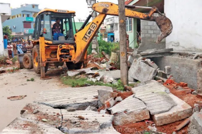 25 ஆண்டு ஆக்கிரமிப்பு: திருத்தணி ஏரி நீர் ஓடையில் கட்டிய அடுக்குமாடி வீடுகள் இடிப்பு!