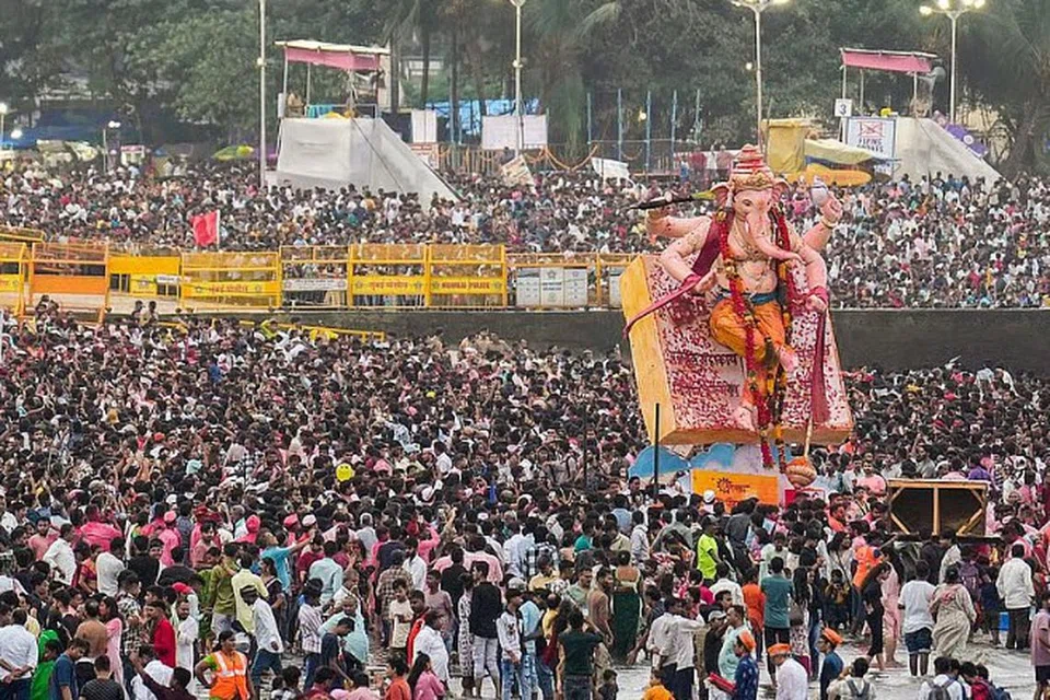 மும்பையில் நடைபெற்ற பிள்ளையார் சிலை ஊர்வலம்.