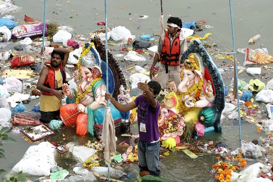கடற்கரைகளில் பூசைப் பொருள்கள், மாலைகள், சிலைகளின் எஞ்சிய பாகங்கள், காகிதக்கூழ், மரக்கட்டைகள் ஆகியன பெருமளவில் கழிவுகளாகத் தேங்கின.