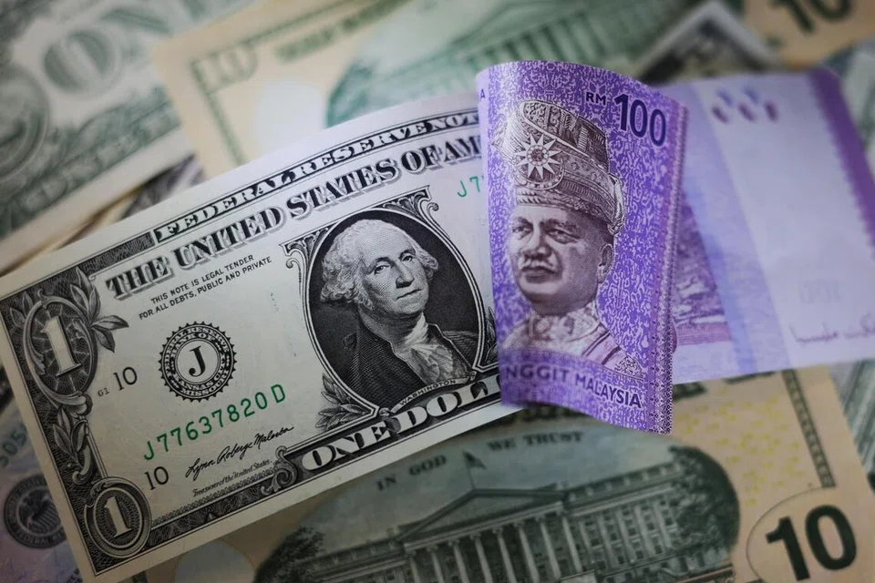 அமெரிக்க டாலர், மலேசிய ரிங்கிட் நோட்டுகள். 