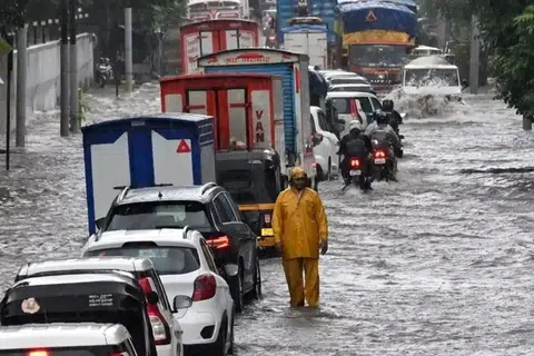  மகாராஷ்டிராவில் இடைவிடாமல் மூன்றாவது நாளாக நீடித்த மழை காரணமாக அங்கு இயல்பு வாழ்க்கை முற்றிலும் முடங்கிப் போயுள்ளது.