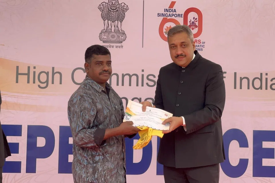 ரிவர் வேலி கடைவீட்டில் மூண்ட தீயில் சிறுவர்களைக் காப்பாற்றிய நாகராஜன் அன்பரசனுக்குச் சான்றிதழ், பொன்னாடை வழங்கிச் சிறப்பித்த சிங்கப்பூருக்கான இந்தியத் தூதர் டாக்டர் ‌ஷில்பாக் அம்புலே.