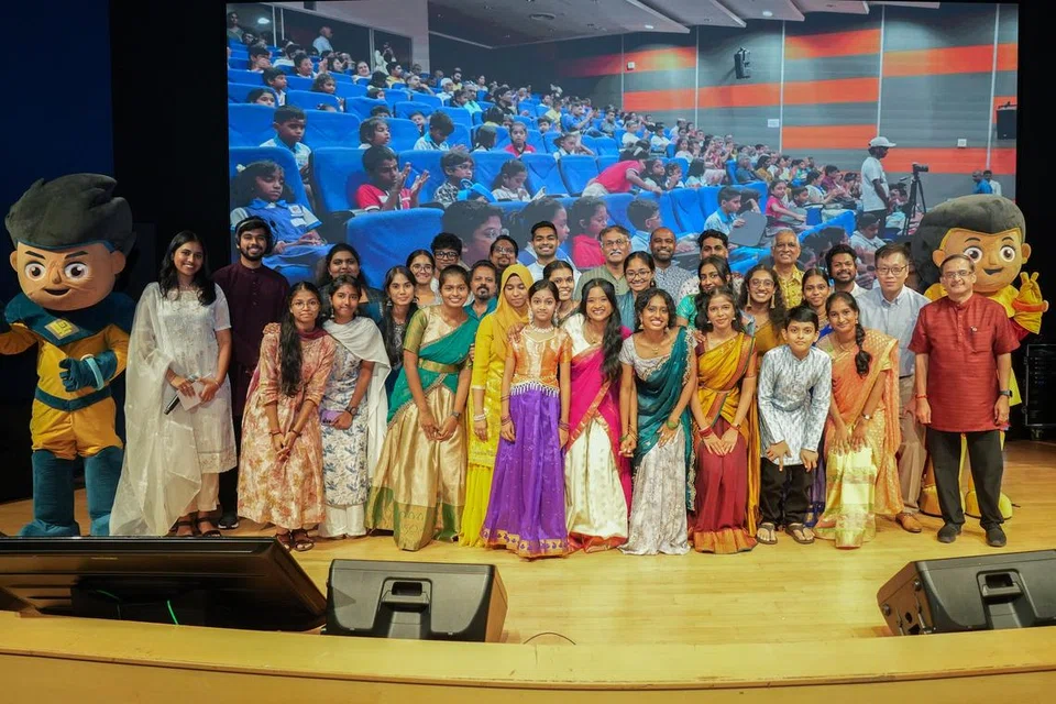 முரசு 360 நிகழ்ச்சியில் பங்கேற்ற விருந்தினர்களுடன் நிகழ்ச்சியில் பங்களித்த இளையர்கள். (பின்வரிசை இடமிருந்து) விருந்தினர்கள் வடிவழகன், நியமன நாடாளுமன்ற உறுப்பினர் டாக்டர் ஹரேஷ் சிங்கராஜு, சட்ட, போக்குவரத்து மூத்த துணை அமைச்சர் முரளி பிள்ளை, நாடாளுமன்ற உறுப்பினர் டாக்டர் ஹமீது ரஸாக், வளர்தமிழ் இயக்கத்தின் தலைவர் நசீர் கனி, ஆங்கிலம், மலாய், தமிழ் ஊடகப் பிரிவின் முதன்மை ஆசிரியர் வோங் வெய் கோங், தமிழ் முரசின் ஆசிரியர் த ராஜசேகர்.