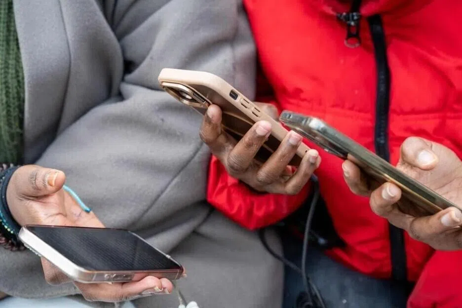 பதின்ம வயதினருக்குச் சமூக ஊடகத் தடை; பிரிட்டன் பரிசீலனை