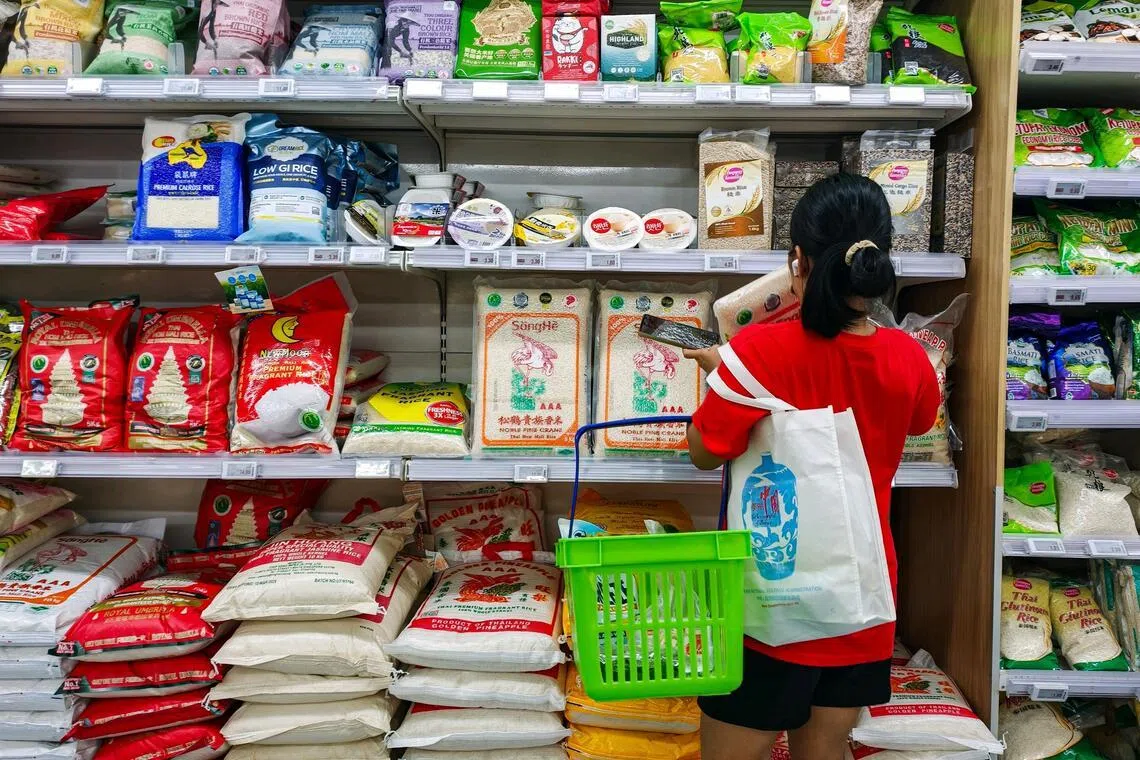 $1 பில்லியன் எரிசக்தி ஆதரவுத் தொகுப்பு: வங்கிகள், பேரங்காடிகளுக்குப் பெருநன்மை