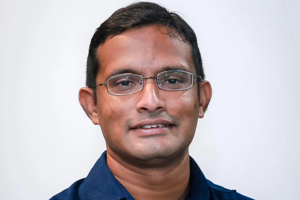 ஜூரோங் ஈஸ்ட்-புக்கிட் பாத்தோக் குழுத்தொகுதியில் போட்டியிடும் ஒன்றுபட்ட சிவப்புப் புள்ளிக் கட்சி வேட்பாளர் ஹரிஷ் மோகனதாஸ். 