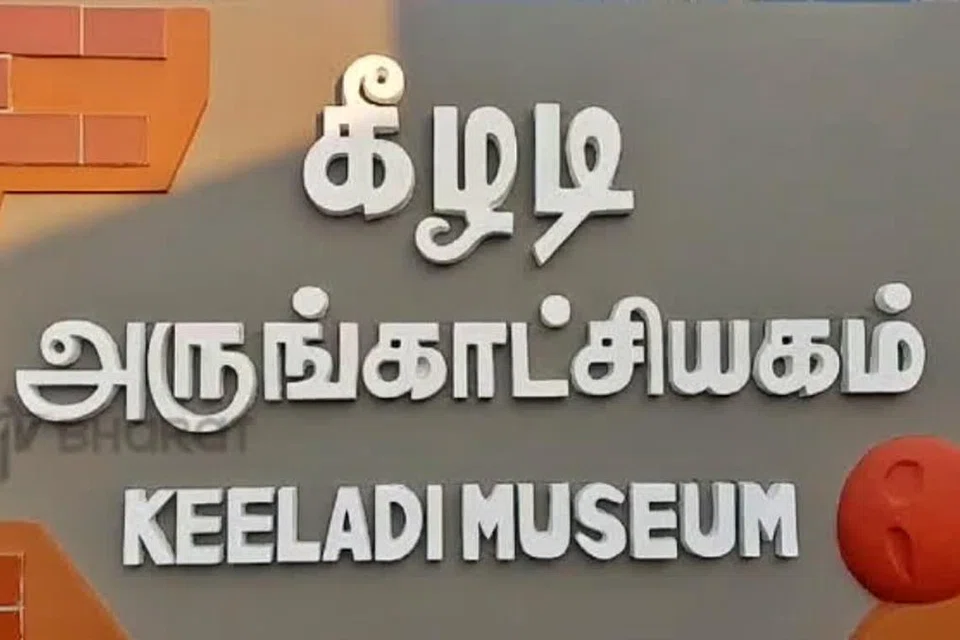 தமிழ் ஆர்வலர்கள் மத்திய அரசுக்குக் கண்டனம் தெரிவித்தனர்.