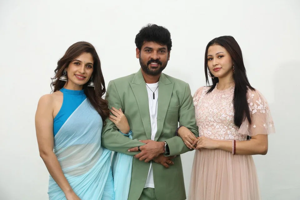 ‘பெல்லடோனா’ பட நாயகிகள் தேஜஸ்வினி ஷர்மா, மேக்சினா பவ்னம் ஆகியோருடன் விமல்.