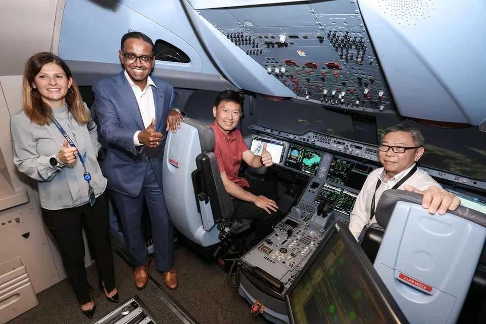 ஏர்பஸ் ஆசிய பயிற்சி நிலையத்தில் உள்ள A350 பாவனைப் பயிற்சி விமானம் (இடமிருந்து) நிலையத்தின் பொது மேலாளர் சில்வியா மெலோனி, ஏர்பஸ் ஆசிய பசிபிக் தலைவர் ஆனந்த் ஸ்டான்லி, போக்குவரத்து அமைச்சர் சீ ஹொங் டாட், ஏர்பஸ் ஆசிய பயிற்சி நிலையத்தின் துணைப் பொது மேலாளரும் பயிற்சி தலைமையாளருமான கேப்டன் சன்னி சம் ஆகியோர்.