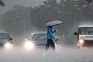 அப்பர் தாம்சன் சாலையில் பெய்யும் கனமழை.