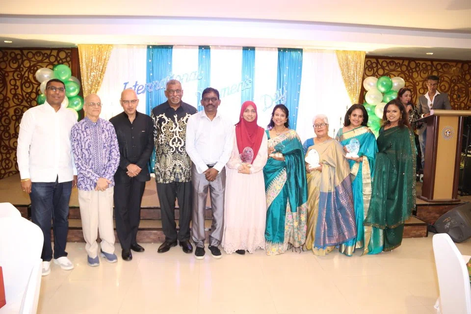 (இடமிருந்து) லி‌‌‌ஷா தலைவர் ரகுநாத் சிவா, முஸ்லிம் கிட்னி அசோசியேஷன் தலைவர் அமீரலி அப்தலி, இந்திய மரபுடைமை நிலையத் தலைவர் ராஜாராம்,  ஸ்ரீ நாராயண மிஷன் தலைமை நிர்வாக அதிகாரி எஸ் தேவேந்திரன், சிங்கப்பூர் இந்தியர் சங்கத் தலைவர் கே தமிழ் மாறன், விருதுபெற்ற மருத்துவர் மும்தாஜ், சுனு கானி, செல்லம் நாராயணசாமி, யோகேஸ்வரி சந்திரசேகரன், மகளிர் பிரிவின் தலைவர் சுதா தியாகராஜன்.     