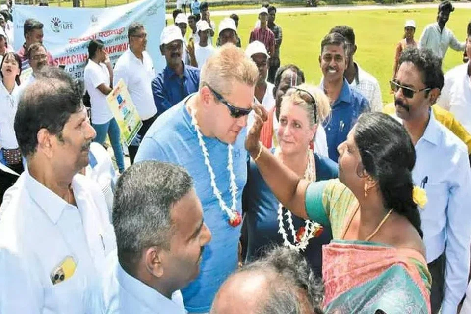 மாமல்லபுரத்தில் வெளிநாட்டவர்கள் நெற்றியில் திலகமிட்டு வரவேற்கப்பட்டனர். 