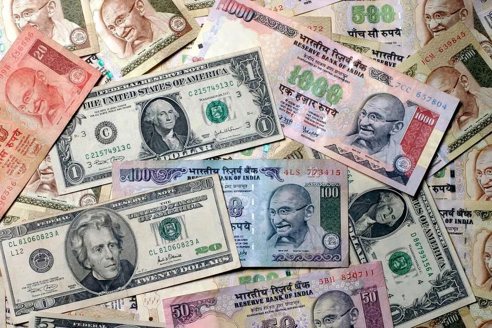 அமெரிக்க டாலருக்கு நிகரான இந்திய ரூபாயின் மதிப்பு இரு மாதங்களிலேயே மேலும் ஒரு ரூபாய் குறைந்தது.