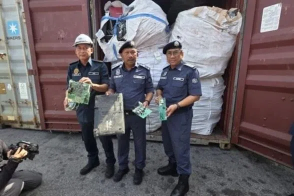 கிள்ளான் துறைமுகத்தில் 2.15 மி. ரிங்கிட் மதிப்பிலான மின்கழிவுகள் பறிமுதல்