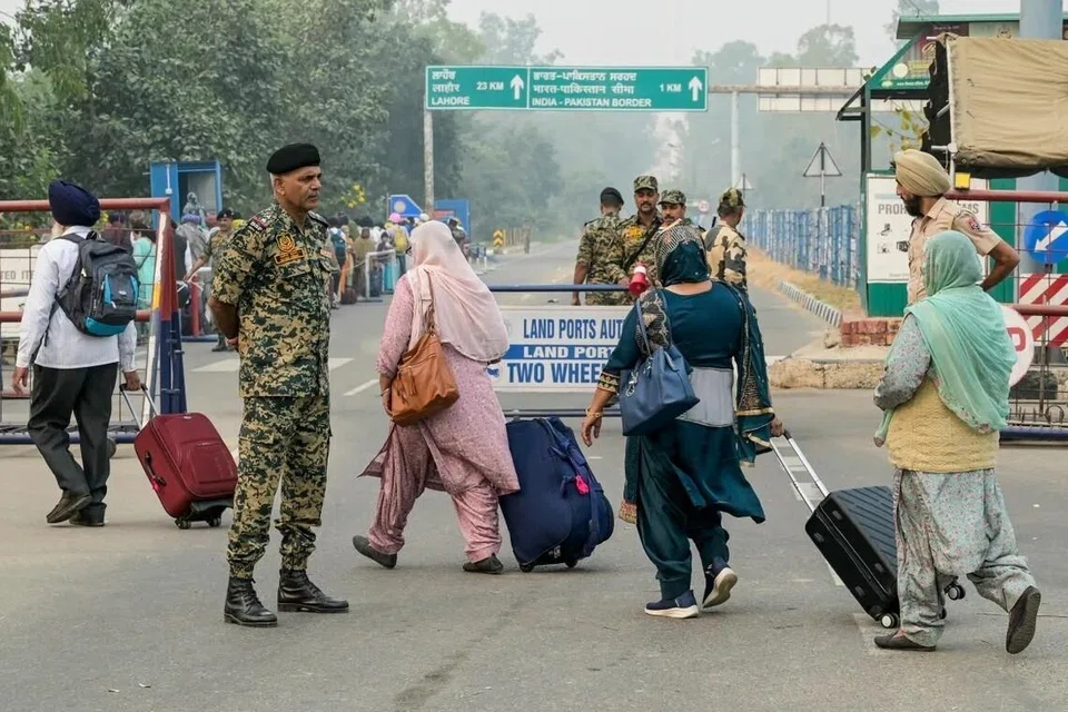 அட்டாரி - வாகா எல்லை வழியாக இந்தியாவிலிருந்து பாகிஸ்தான் செல்லும் சீக்கிய யாத்திரிகள்.