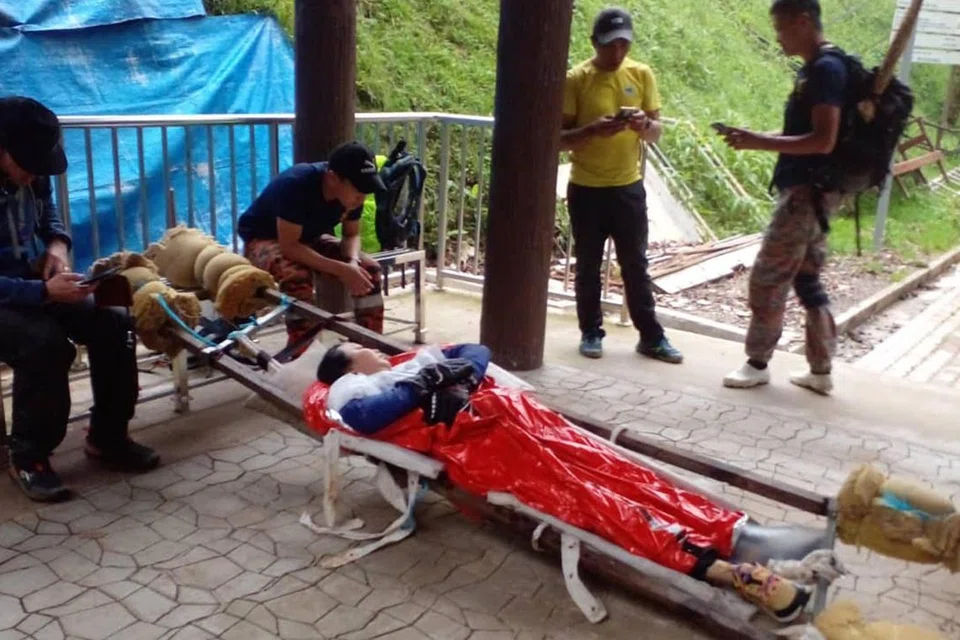 காயமுற்ற மாதின் காலில் எலும்பு முறிவு ஏற்பட்டதாகச் சந்தேகிக்கப்படுகிறது.