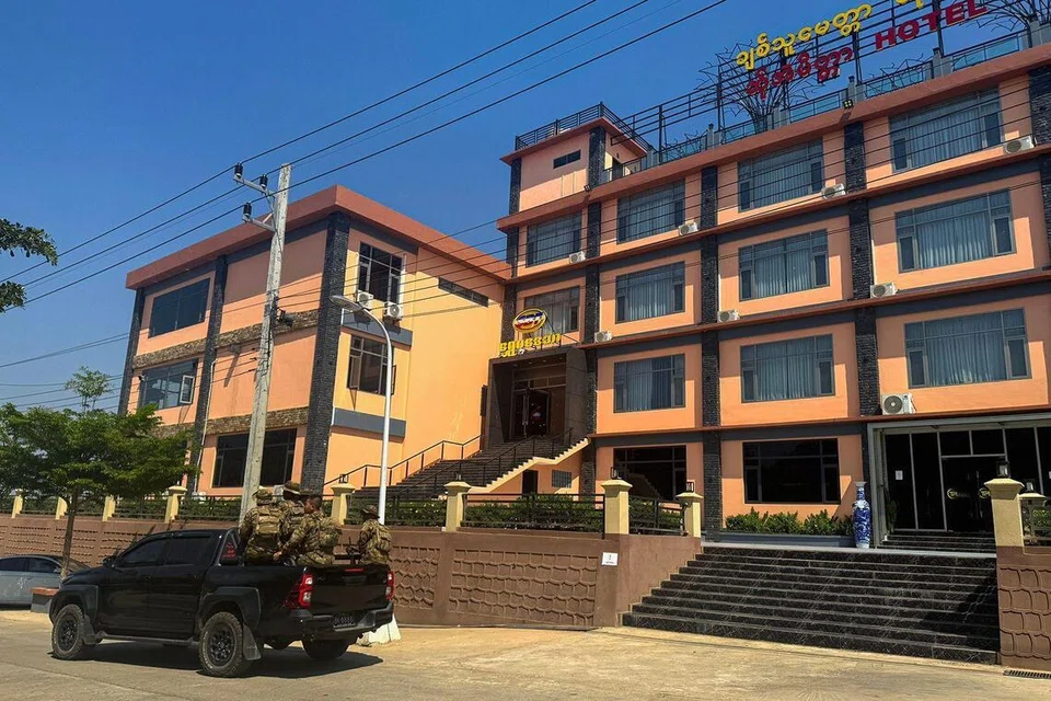 மியன்மாரின் கிழக்கே உள்ள மியாவாடி நகரில் மோசடி நிலையங்களை முறியடிக்க கேரன் எல்லைப் பாதுகாப்புப் படை சென்ற ஆண்டு (2025) பிப்ரவரியில் மேற்கொண்ட அதிரடி நடவடிக்கையின்போது எடுக்கப்பட்ட படம். 