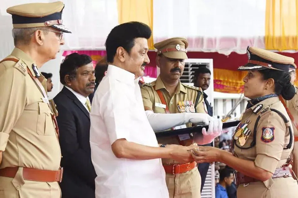 மகப்பேறு விடுப்பு முடிந்து வேலைக்குத் திரும்பும் காவலர்கள் இனி மூன்று ஆண்டுகள் தங்கள் சொந்த ஊரில் பணிபுரியலாம்.