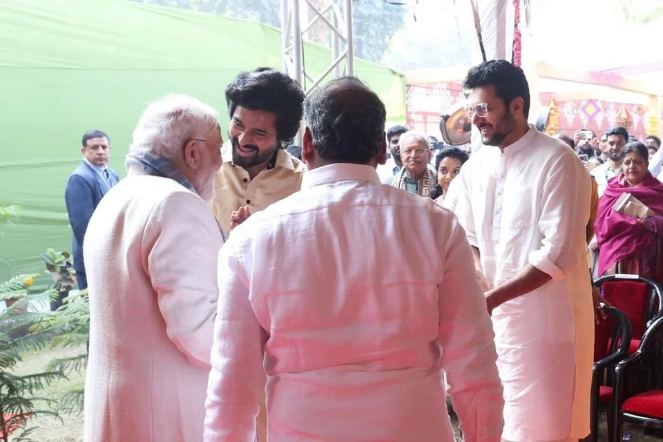 மத்திய அமைச்சர் எல்.முருகனின் டெல்லி இல்லத்தில் நடைபெற்ற பொங்கல் விழாவில் பிரதமர் மோடியைச் சந்தித்துப் பேசும் ‘பராசக்தி’ பட நடிகர்கள் சிவகார்த்திகேயன், ரவி மோகன்.