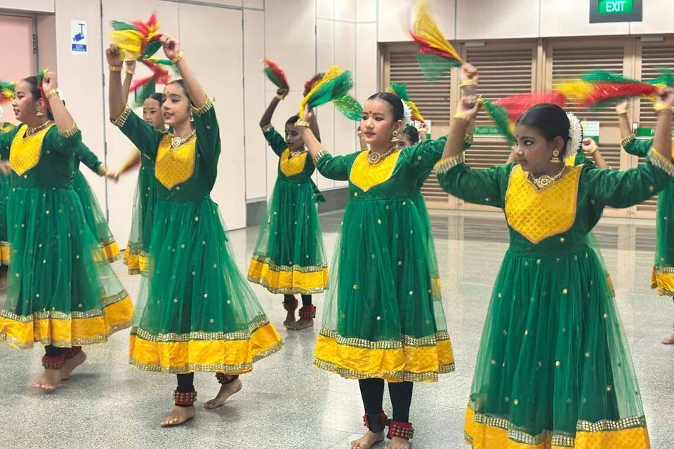 லிட்டில் இந்தியா ரயில் நிலையத்தில் கோலாட்டம் ஆடிய சொங்ஹுவா தொடக்கப்பள்ளி மாணவர்கள்.