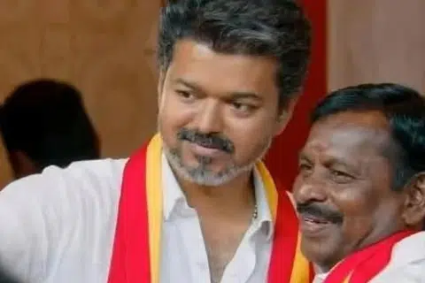 சோழவந்தான் தொகுதியின் சட்டமன்ற உறுப்பினர் கருப்பையாவுடன் படமெடுத்துக் கொள்கிறார் விஜய்.