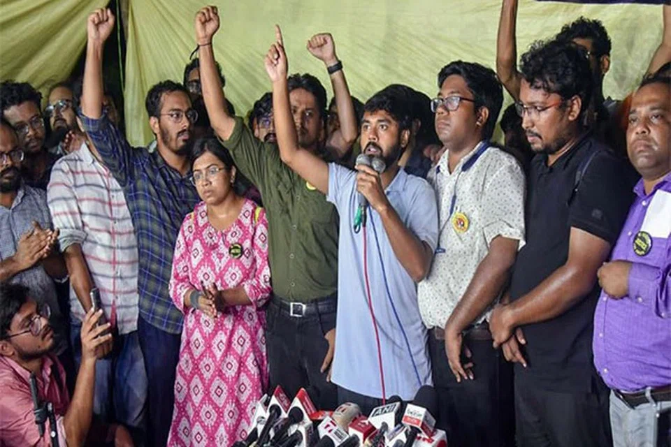 பணிப் புறக்கணிப்பு போராட்டத்தில் ஈடுபட்ட மேற்கு வங்க பயிற்சி இளநிலை மருத்துவர்கள். 