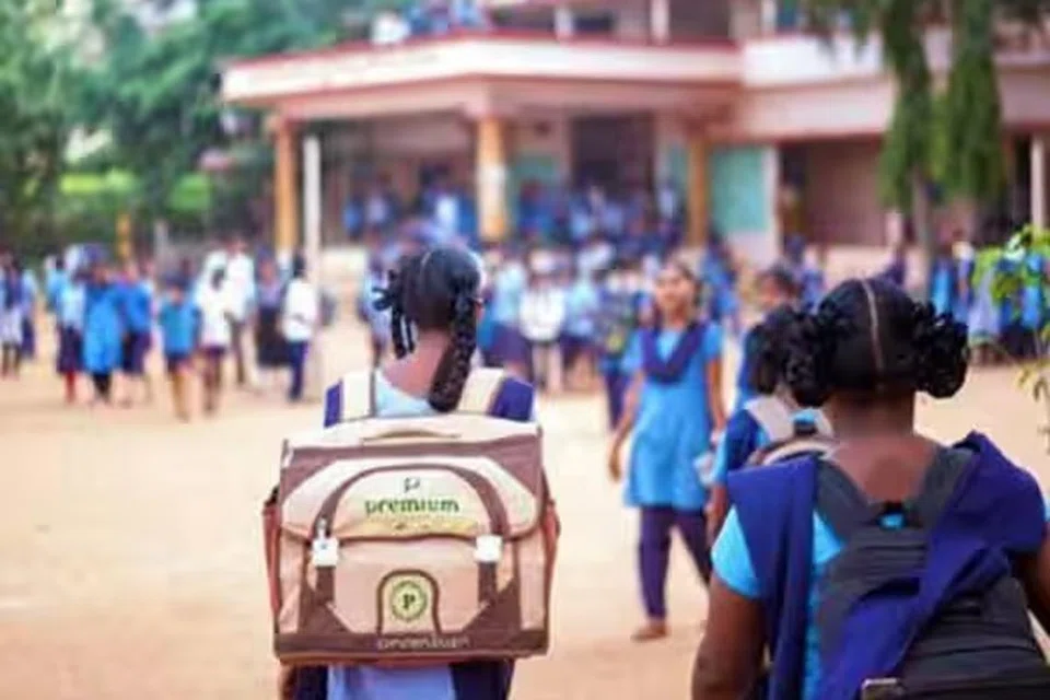 கழிவறை திட்டத்தால் பல கோடி இந்தியப் பெண்களுக்கு பெரும் நிம்மதியும் பாதுகாப்பும் கிடைத்துள்ளதாக சமூக ஆர்வலர்கள் கூறுகிறார்கள்.