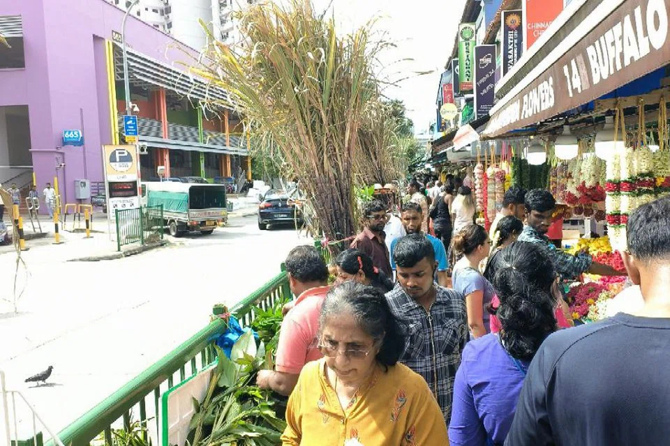 பஃப்ளோ ரோட்டில் பொருள் வாங்கக் குவிந்த மக்கள்.
