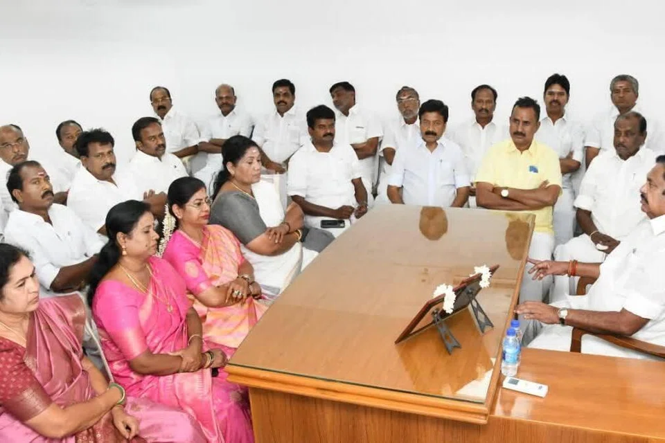 எடப்பாடி பழனிசாமியின் இல்லத்தில் அதிமுக சட்டமன்ற உறுப்பினர்கள், கட்சியின் மூத்த நிர்வாகிகளுடன் சனிக்கிழமை (மே 9) ஆலோசனை கூட்டம் நடைபெற்றது. 