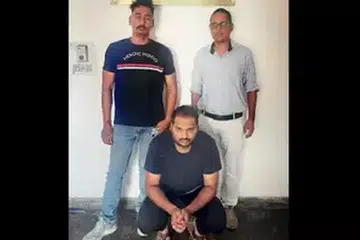 மோசடிக் கும்பல்களுக்கு உதவி, தரகு மூலம் பெரும்பணம் ஈட்டிய ரிஷப் சர்மா (அமர்ந்திருப்பவர்).
