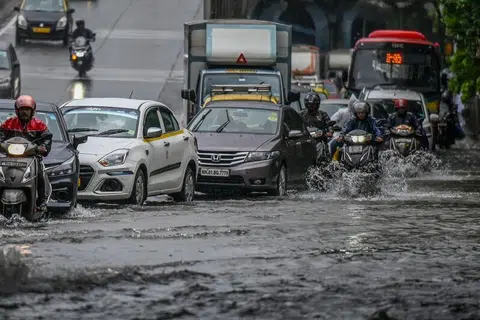 மும்பையில் கடந்த ஞாயிற்றுக்கிழமை முதல் விடாமல் பெய்துவரும் கனமழையால் போக்குவரத்து பெரிதும் பாதிக்கப்பட்டுள்ளது.
