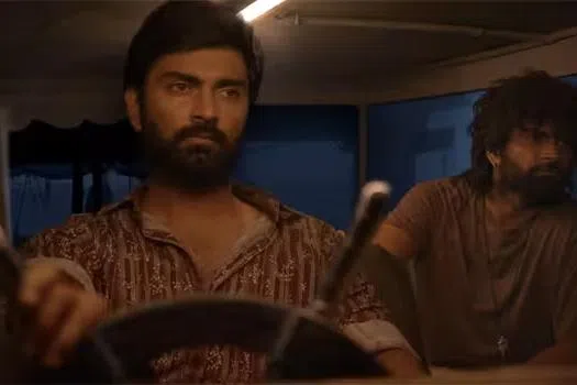 கடலோரப் பின்னணியில் இரட்டை வேடத்தில் அதர்வா