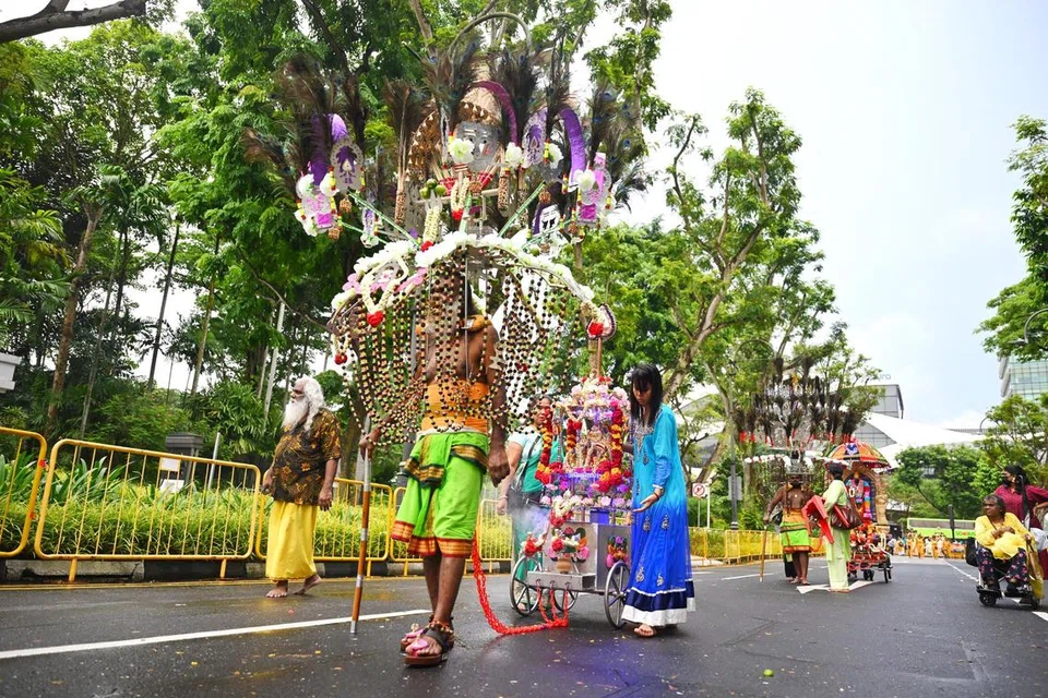 தைப்பூசத் திருவிழாவை முன்னிட்டு பால்குடம், பால்காவடி, அலகுக் காவடி ஆகியவற்றை ஏந்திக்கொண்டு தங்கள் நேர்த்திக்கடனைச் செலுத்திய பக்தர்கள்.