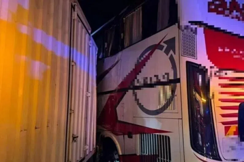 மலேசிய வடக்கு-தெற்கு நெடுஞ்சாலையில் பேருந்து விபத்து