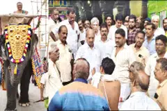 திருச்செந்தூரில் கொடிப்பட்டத்தைப் பெறுவதில் இரு சாராருக்கும் இடையே ஏற்பட்ட மோதலால் அப்பகுதியில் பெரும் பரபரப்பு ஏற்பட்டுள்ளது.