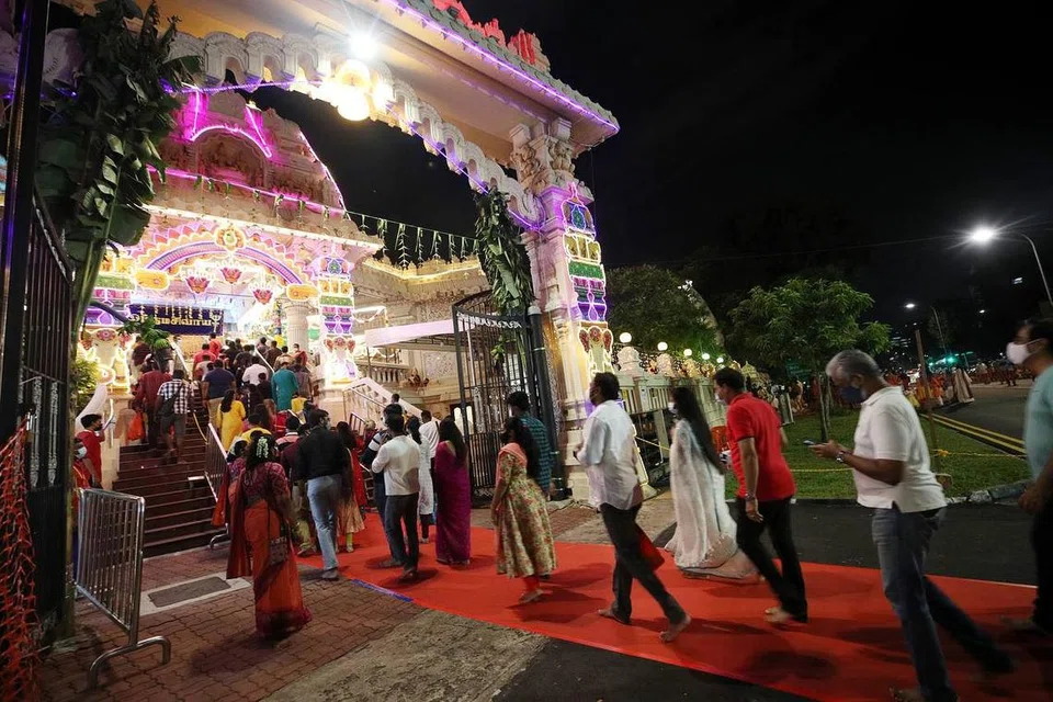 கொவிட்-19 சூழலில் கூடுதல் பாதுகாப்பு அம்சங்களுடன் இவ்வாண்டின் மகா சிவராத்திரி விழா நடைபெற்றது. படம்: திமத்தி டேவிட்