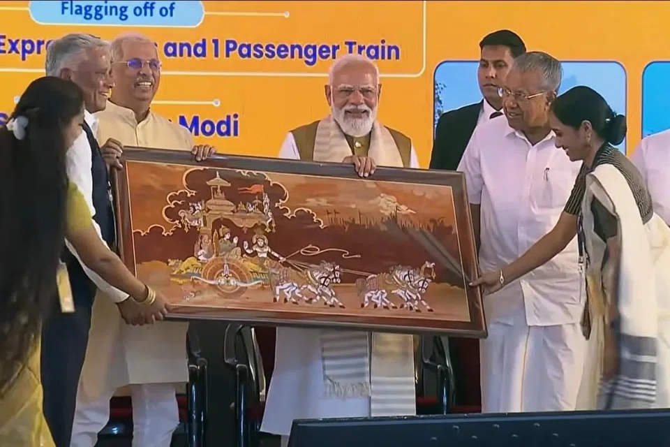கேரளாவில் புதிய ரயில் சேவைகளைத் தொடங்கிவைத்த இந்தியப் பிரதமர் மோடி, அங்கு சில முக்கிய திட்டங்களுக்கும் வெள்ளிக்கிழமையன்று (ஜனவரி 23) அடிக்கல் நாட்டினார்.