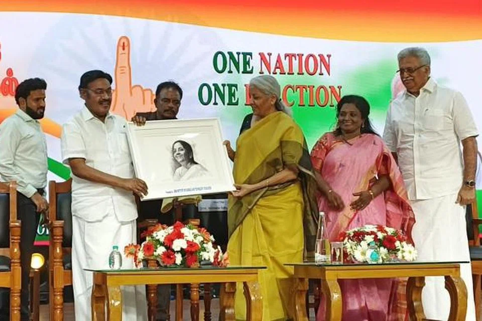 சென்னையை அடுத்த காட்டாங்குளத்தூரில் இருக்கும் எஸ்ஆா்எம் உயா் தொழில்நுட்பக் கல்வி நிறுவனத்தில் சனிக்கிழமை (ஏப்ரல் 5) நடைபெற்ற கருத்தரங்கில் மத்திய நிதியமைச்சர் நிர்மலா சீதாராமன் பங்கேற்றார்.