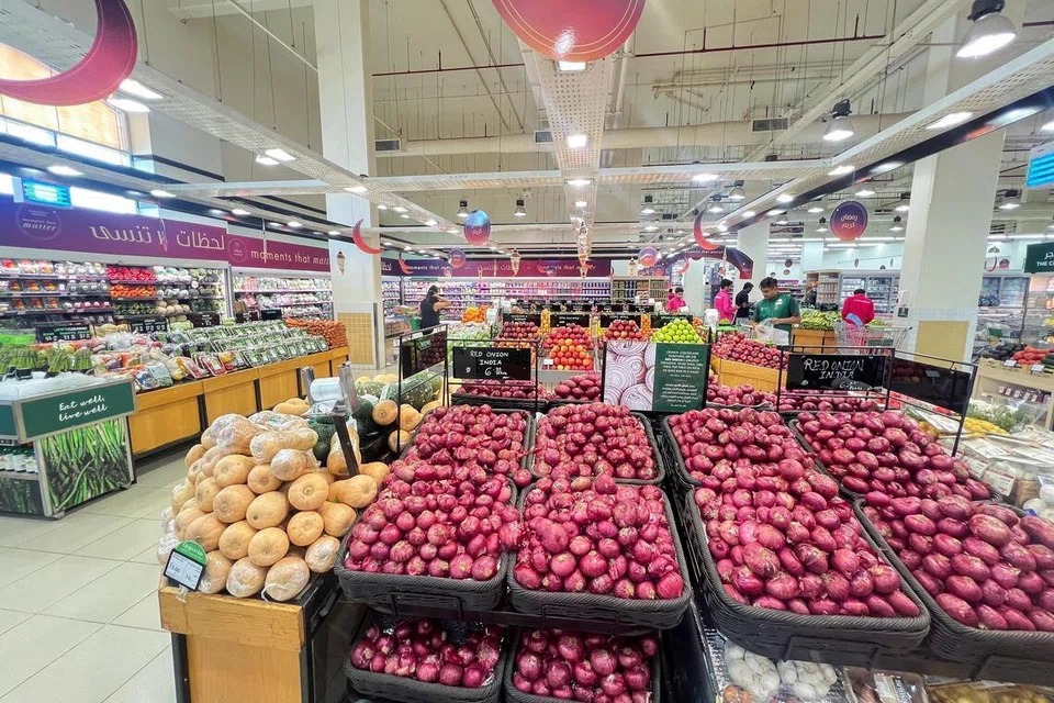 துபாயில் உள்ள பேரங்காடி ஒன்றில் விற்பனைக்கு வைக்கப்பட்டிருக்கும் பொருள்கள்.