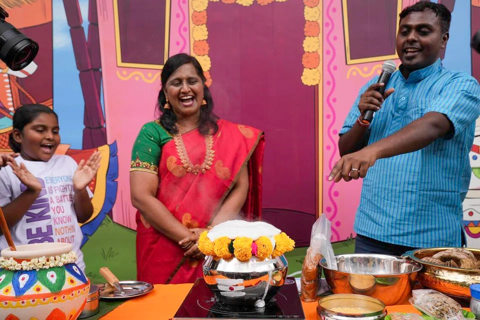 இந்தியர் மரபுடைமை நிலையத்தில் சனிக்கிழமை (ஜனவரி 10) பொங்கல் கொண்டாட்டத்தில் திளைத்த குடும்பத்தினர்.